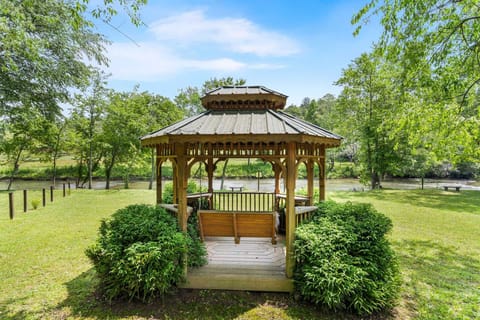 YOUR PRIVATE RIVERSIDE PAVILION PARK (Just a short stroll from the cabin)