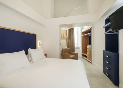 In-room safe, desk, WiFi (free)