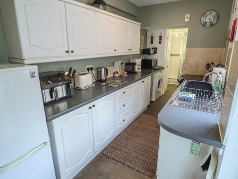 Cottage | Private kitchen | Dishwasher, cookware/dishes/utensils