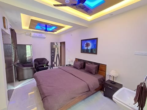 Deluxe Double Room, Balcony | Blackout drapes, iron/ironing board (on request), WiFi (free)