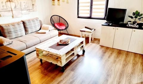 House, 1 Bedroom, Smoking, Fireplace | Living room