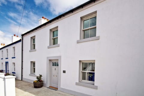 Rosgorm was completely renovated in 2014 and provides holiday accommodation for up to 6 people in a traditional cottage in the heart of the village, just a few minutes' walk from all local amenities and the safe, sandy beaches of Port Charlotte.