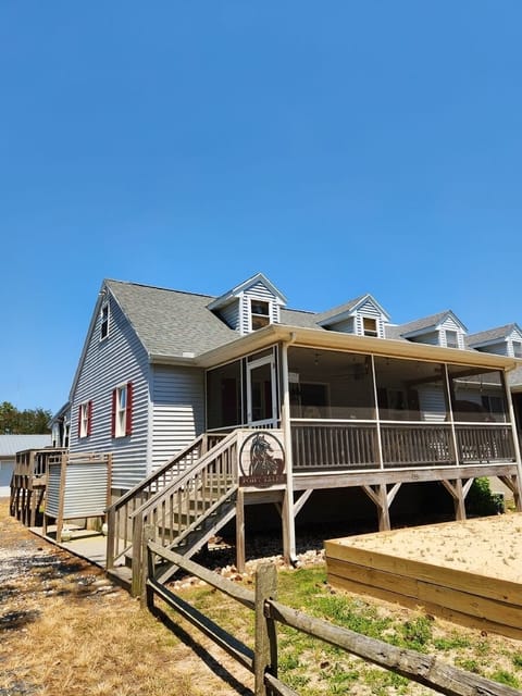 Enjoy a quiet location with convenient access to island dining, shopping, and attractions.
