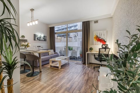 Bright open-plan studio with fully equipped kitchenette and dining space