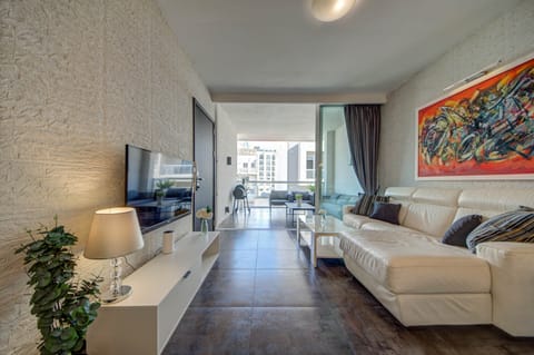 Bright open-plan apartment with fully equipped kitchenette and dining space