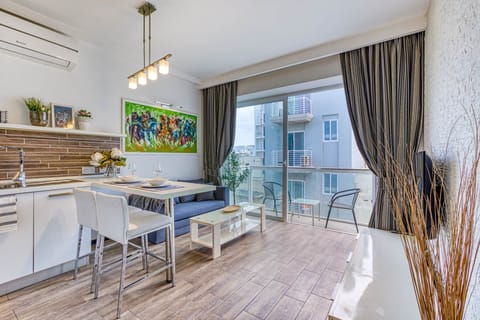 Bright open-plan studio with fully equipped kitchenette and dining space