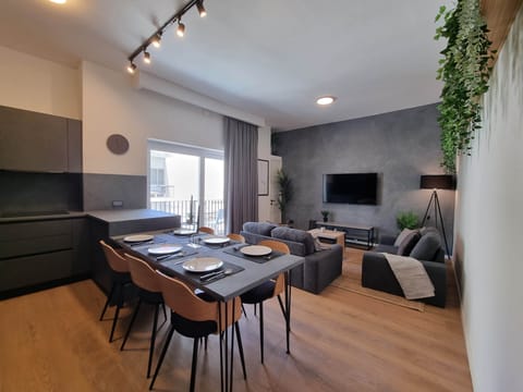 Bright open-plan studio with fully equipped kitchenette and dining space