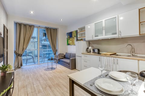 Bright open-plan studio with fully equipped kitchenette and dining space