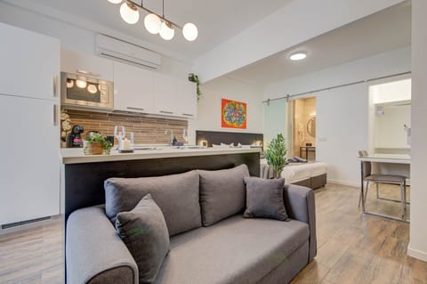 Bright open-plan studio with fully equipped kitchenette and dining space