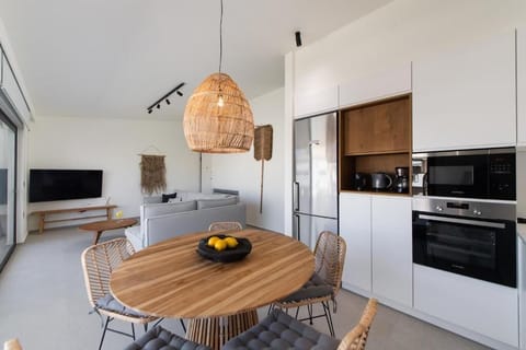 Deluxe Apartment, City View | Interior