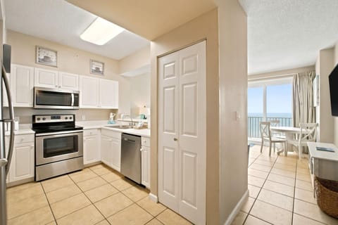 Condo, 1 King Bed with Sofa bed (Windemere 1004) | Private kitchen