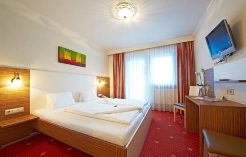 Double Room, Balcony, Mountain View | In-room safe