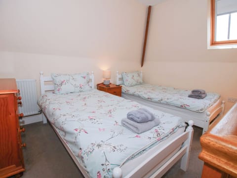 Cottage | 4 bedrooms, WiFi (free), individually decorated, individually furnished