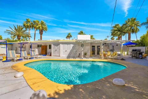 Private pool oasis in sunny Palm Springs