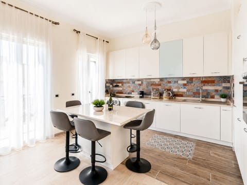Luxury Apartment, 3 Bedrooms, Air conditioning, Park View | Dining