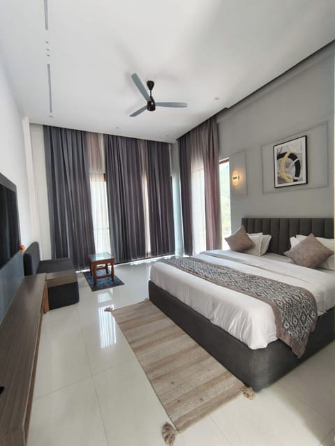 Deluxe Room | Desk