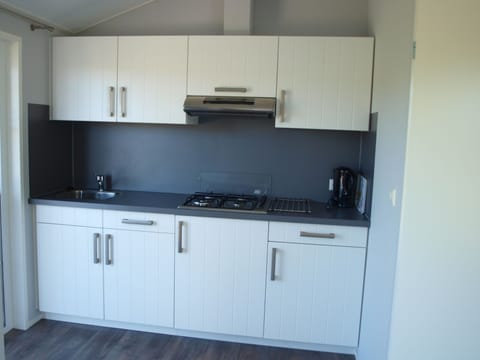 Hotelstudio aan het water | Private kitchen | Electric kettle