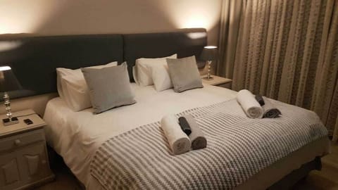 Deluxe Suite, 1 Bedroom, Patio, Courtyard View | Iron/ironing board, WiFi (free)