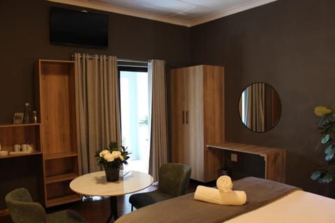In-room safe, WiFi (free)