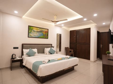 Superior Room | Desk, WiFi (free), bed sheets