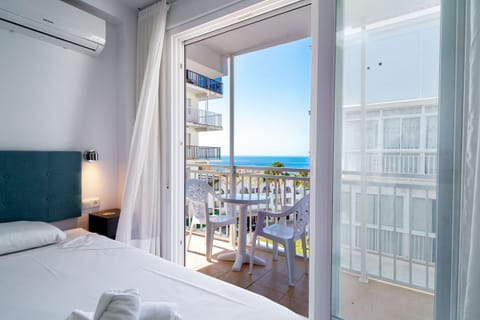 1 bedroom, cribs (free), bed sheets