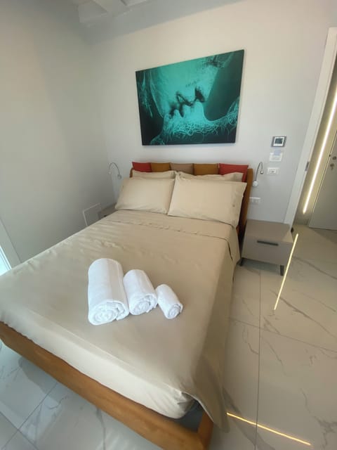 Minibar, desk, WiFi (free), bed sheets