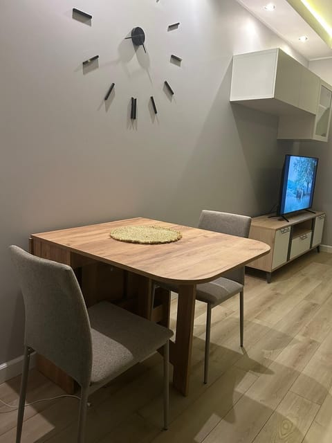 Studio Suite, Balcony | Dining