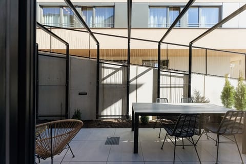 Apartment, Kitchen, Garden View | Outdoor dining