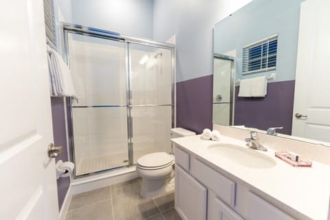 Full bathroom image 1