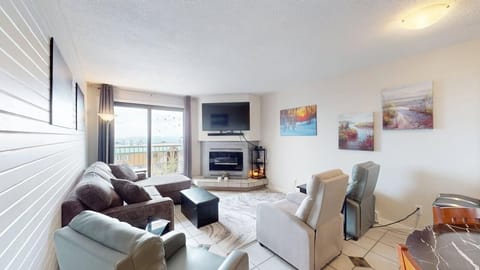 Condo | Living area | Flat-screen TV