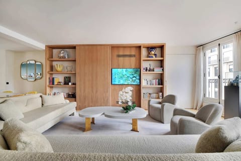Espace de vie spacieux et lumineux avec canapé confortable