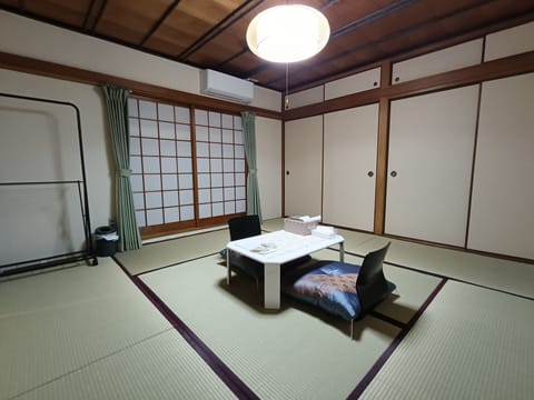 Basic Quadruple Room | Interior