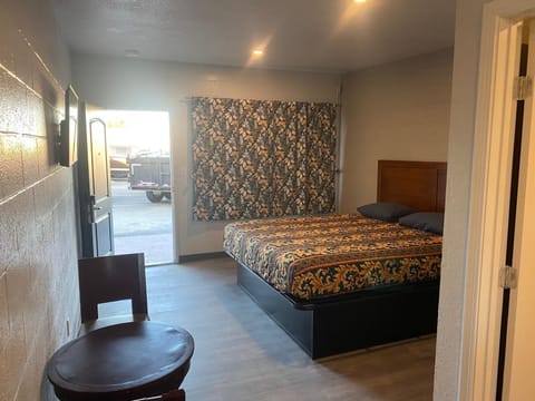 Single Room, 1 King Bed, Non Smoking | Blackout drapes, WiFi (free)