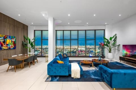 Luxury Apartment, City View | Living area