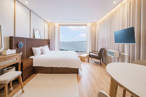 Ocean Suite Gallery Double Room | Premium bedding, desk, laptop workspace, WiFi (free)