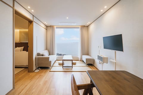 Ocean Suite Premium Triple Room | Premium bedding, desk, laptop workspace, free WiFi