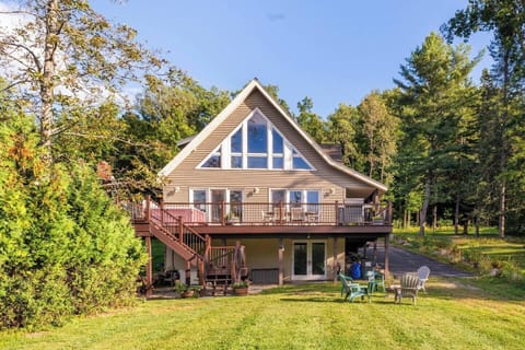 Bring your family & friends to stay at our luxury home on the Great Sacandaga Lake! Modern amenities like radiant heat flooring, an indoor jacuzzi tub, and an outdoor hot tub are paired with knotty pine and rustic cabin decor inside. You'll love it!!