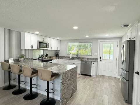 4BR Beach & Boating Escape - Sleeps 10 (8412)