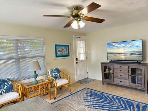 2BR Coastal Cottage – Minutes to Beach & Bay (8004)