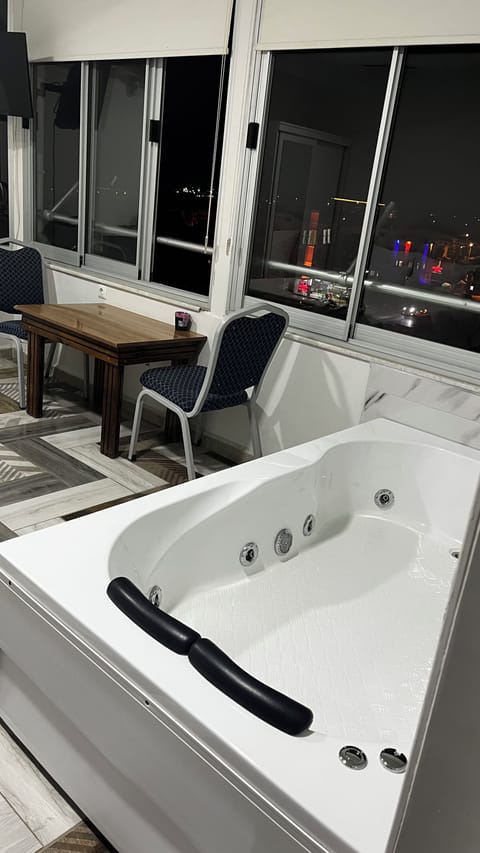 Comfort Studio Suite, Sea View | Jetted tub