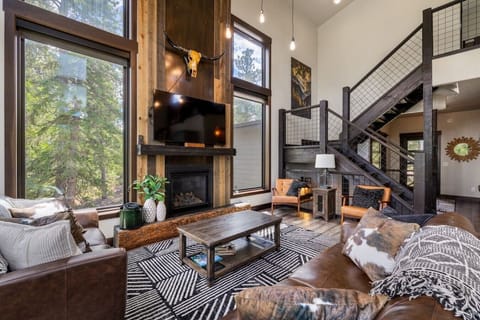Step inside Twilight Pines and you’re welcomed by soaring ceilings, walls of glass, and warm rustic-modern charm!