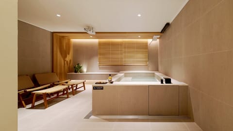 Signature | Blackout drapes, soundproofing, WiFi (free), bed sheets