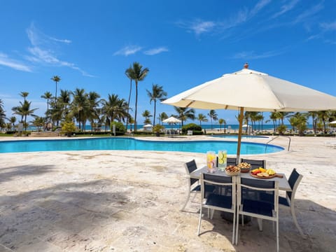 Infinity Pool Magic – A stunning infinity pool that blends perfectly with the sea — your favorite spot for sunrise coffee or sunset cocktails.


