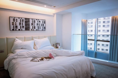 Family Duplex, River View | In-room safe, blackout drapes, iron/ironing board, WiFi (free)