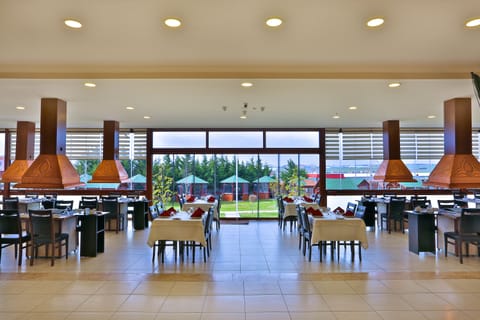 2 restaurants; breakfast, lunch, and dinner served