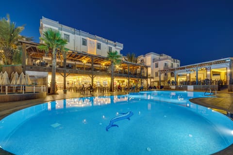 Seasonal outdoor pool, free cabanas, pool umbrellas