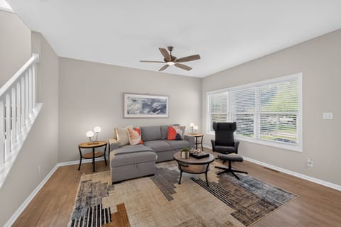 House, 4 Bedrooms | Living area | Smart TV