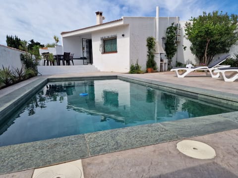 Explore this modern family home featuring a large swimming pool. A perfect blend of architecture and garden design.