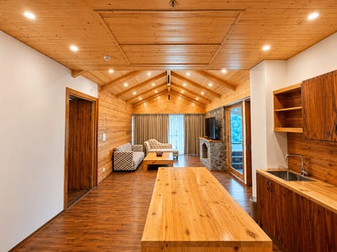 Family Suite, Private Bathroom, Mountain View | Interior