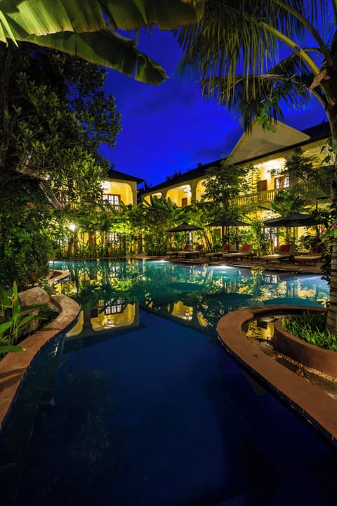 Outdoor pool, pool umbrellas, sun loungers